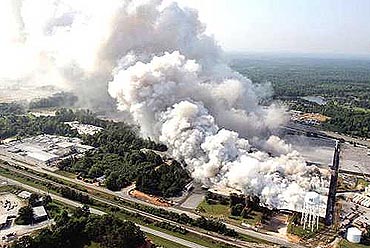 Tuesday, 25th May 2004 - BioLab Chemical Warehouse Fire in Conyers, Georgia 
                        (USA)